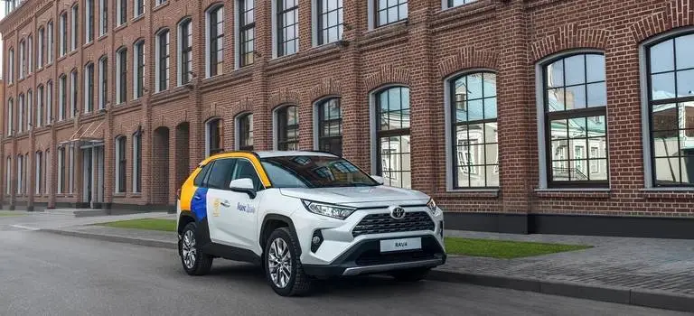 Поместится всё и даже больше: кроссовер Toyota&nbsp;RAV4 теперь доступен в Яндекс. Драйв